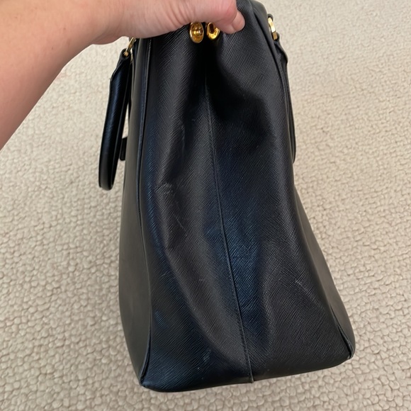 Prada Saffiano leather extra large double zip Galleria tote in black - Picture 16 of 17